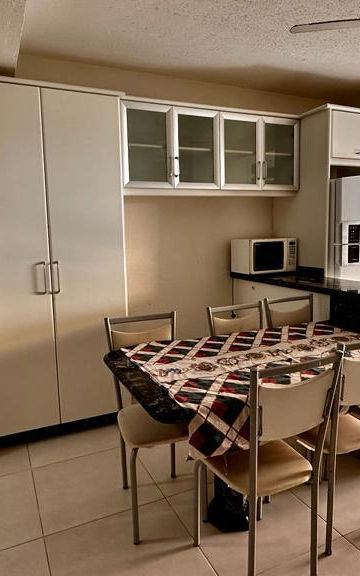 Sala de jantar e cozinha integrada do Apartamento 23.