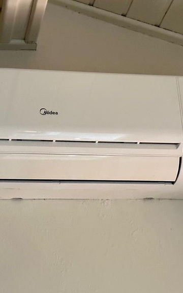 Ar-condicionado split branco instalado na parede do Apartamento 34.
