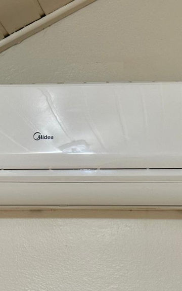 Ar-condicionado split branco da marca Midea instalado na parede.