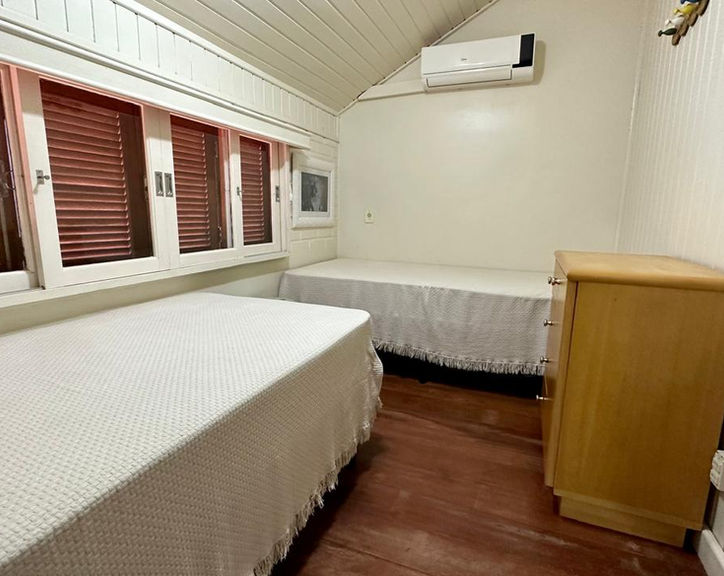 Quarto do Apartamento 34 com duas camas de solteiro e ar-condicionado.