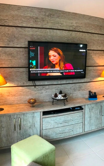 Sala de estar integrada com cozinha no Apartamento 51
