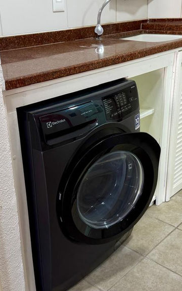 Máquina de lavar sob a bancada no Apartamento 10