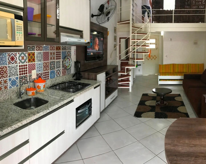 Cozinha integrada e sala de estar do Apartamento 50
