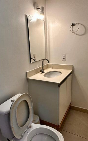 Lavabo moderno com espelho e armário no Apartamento 23