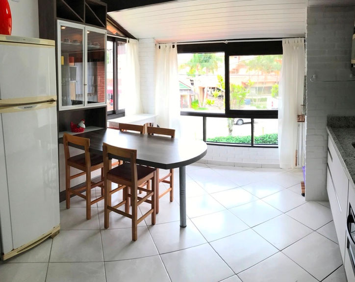 Cozinha integrada com mesa de jantar no Apartamento 50.