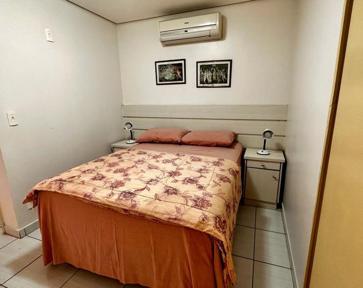 Quarto do Apartamento 06 com cama de casal e ar-condicionado.