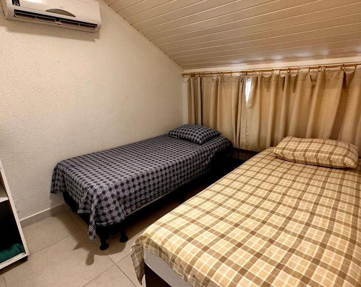 Quarto com duas camas de solteiro do Apartamento 23