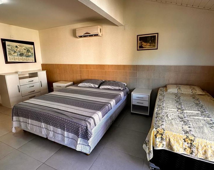 Quarto do Apartamento 23 com cama de casal e solteiro
