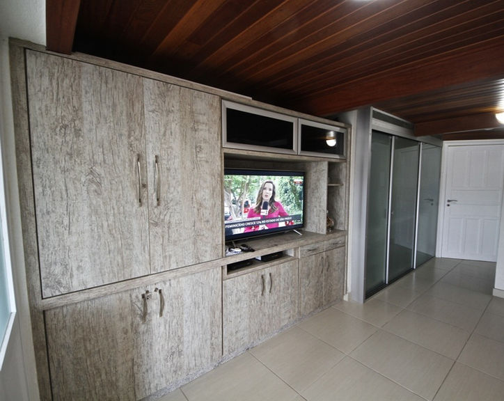 Sala do Apartamento 29 com móvel de TV em madeira clara