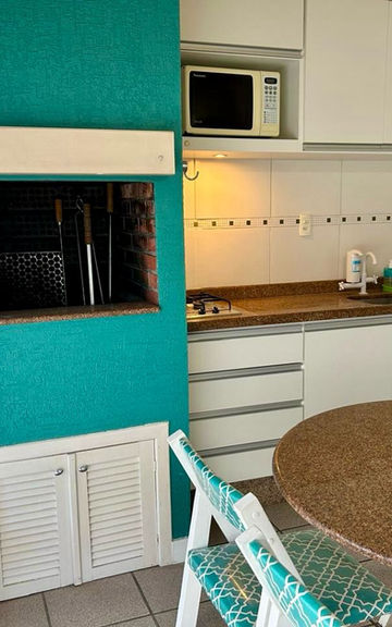 Cozinha integrada com churrasqueira no Apartamento 47