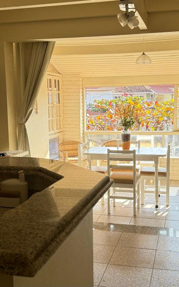 Interior do Apartamento 34 com cozinha e sala integradas