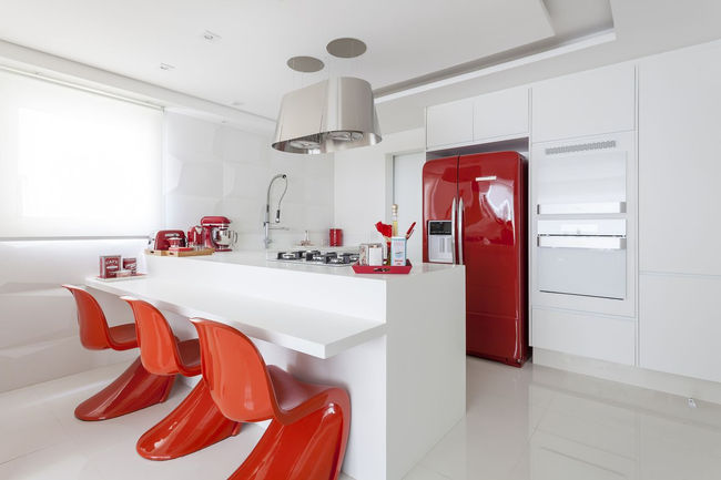 Se inspire nessas cozinhas com detalhes em branco