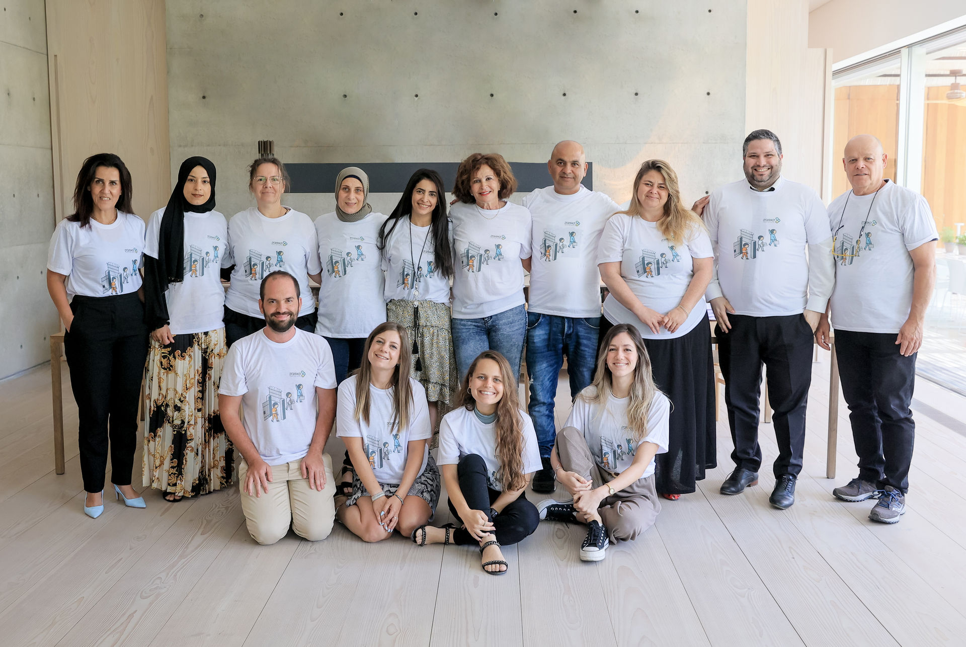 קבוצתי עם חולצות.jpg