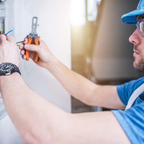Top 7 Signs It's Time to Call an Electrician