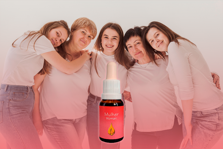 Cinco mulheres de diferentes idades abraçadas vestindo camiseta branca e calça jeans, posam para foto. A frente a imagem do vidro do Composto Floral Mulher