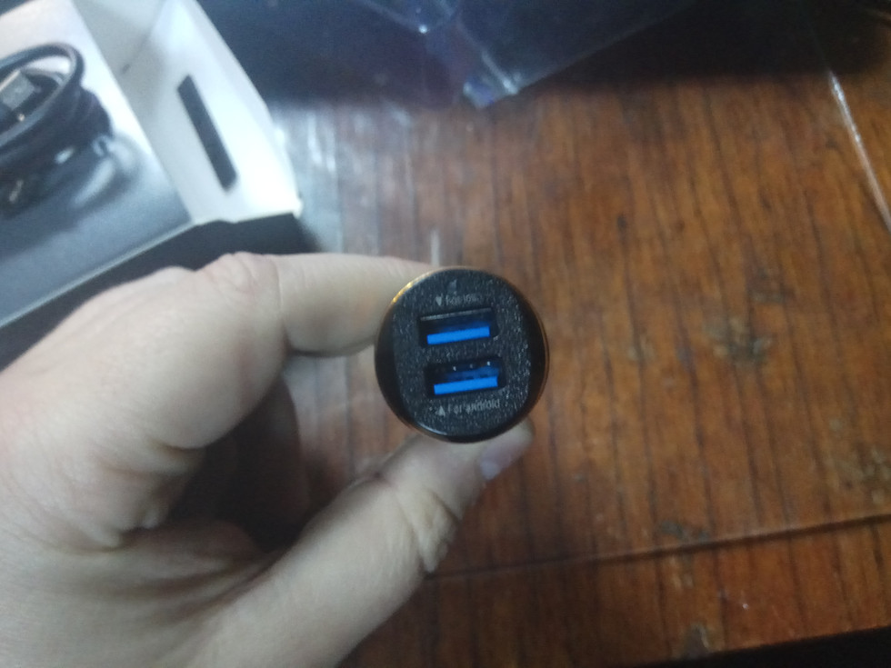 Миниатюра: Автомобильное зарядное устройство Evoc 2USB  2.4A  + Кабель Микро USB (код 029)