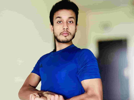 Kaushik Bose personal trainer in Kolkata guiding a beginner through a fitness workout for weight loss, fat loss, and overall fitness.