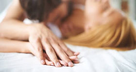 hands-close-up-couple-kissing-bed-600x320.jpg