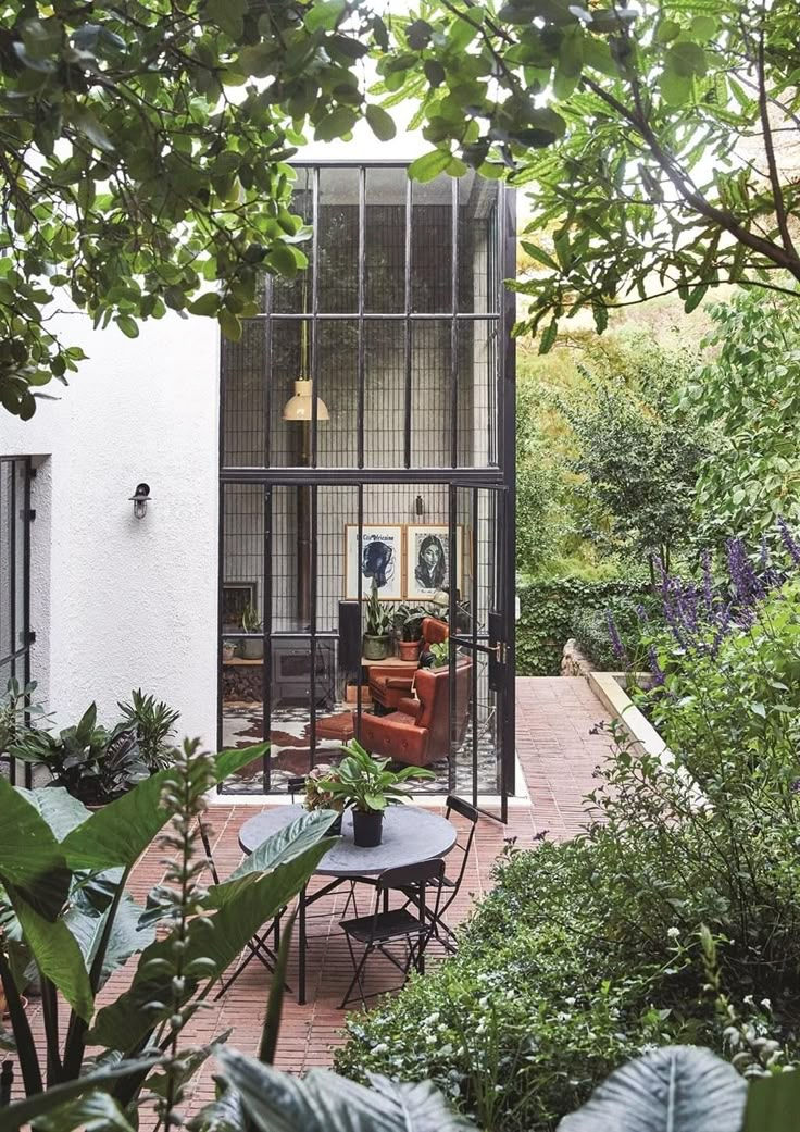 Você não precisa ter uma árvore dentro da sua casa mas pode convida-la para fazer parte dos interiores através da permeabilidade visual, de grandes esquadrias.