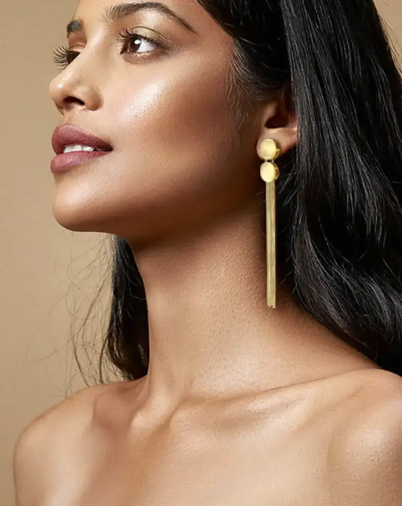 Brinco longo minimalista em prata  ou banho de ouro 