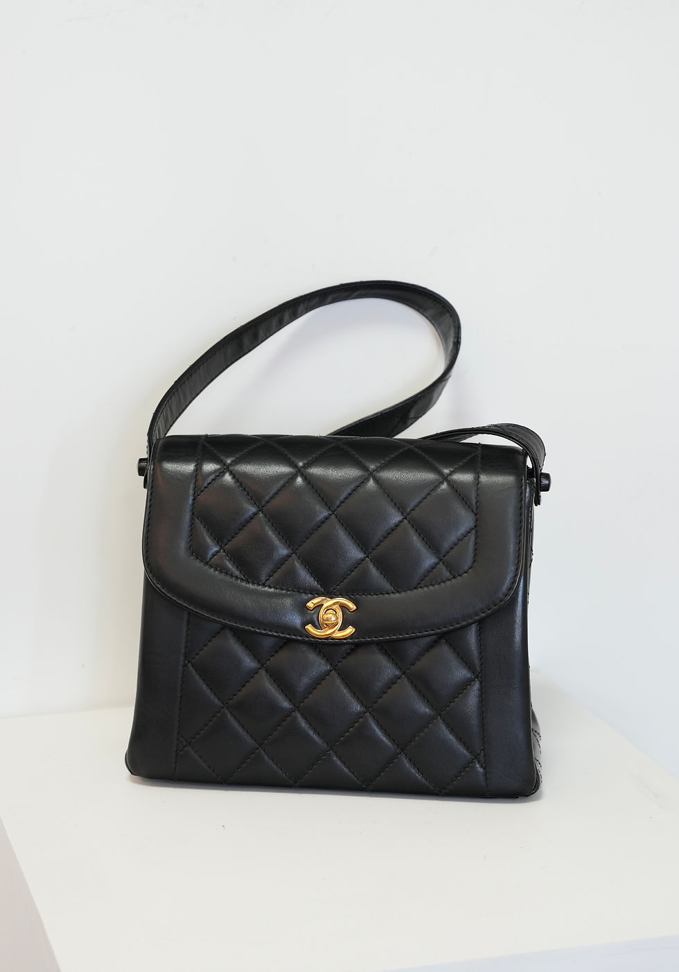 Thumbnail: Vintage Diana Shoulder Bag
