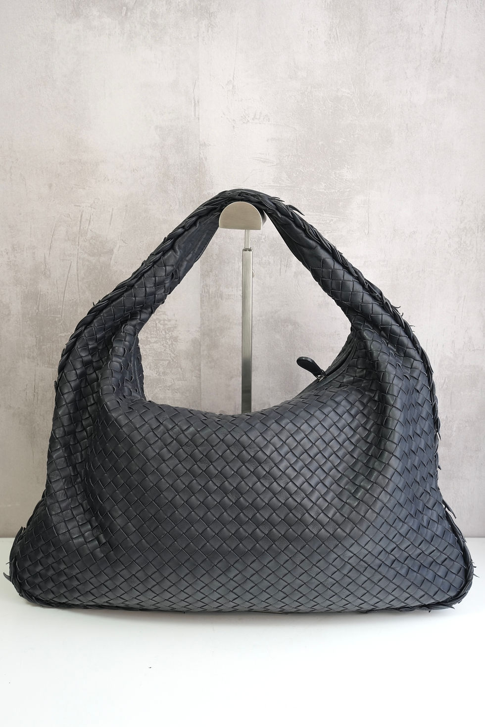 Thumbnail: B.V Medium Hobo Bag in Navy