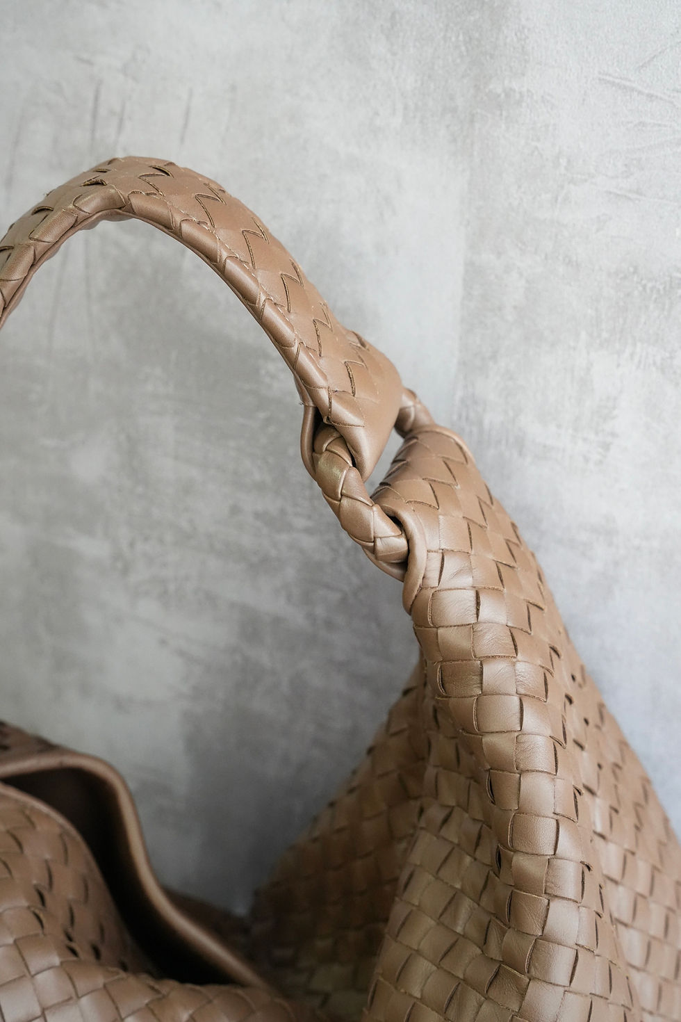Thumbnail: B.V Intrecciato Hobo Bag in Camel