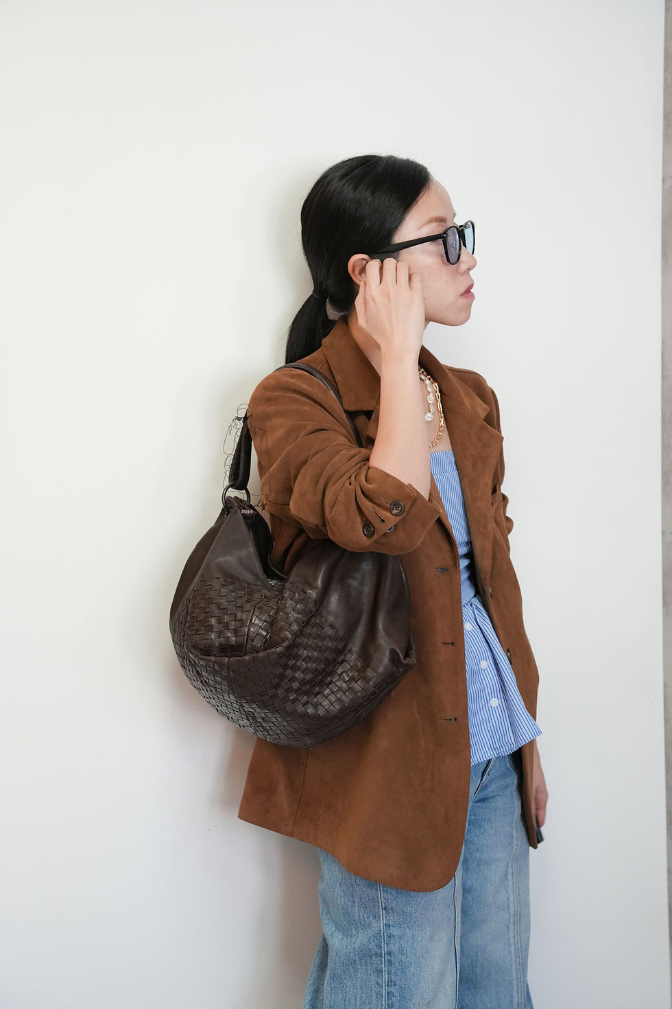 Thumbnail: B.V Intrecciato Hobo Bag in Dark Brown
