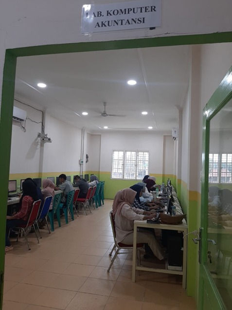 Mahasiswa sedang belajar di lab akuntansi