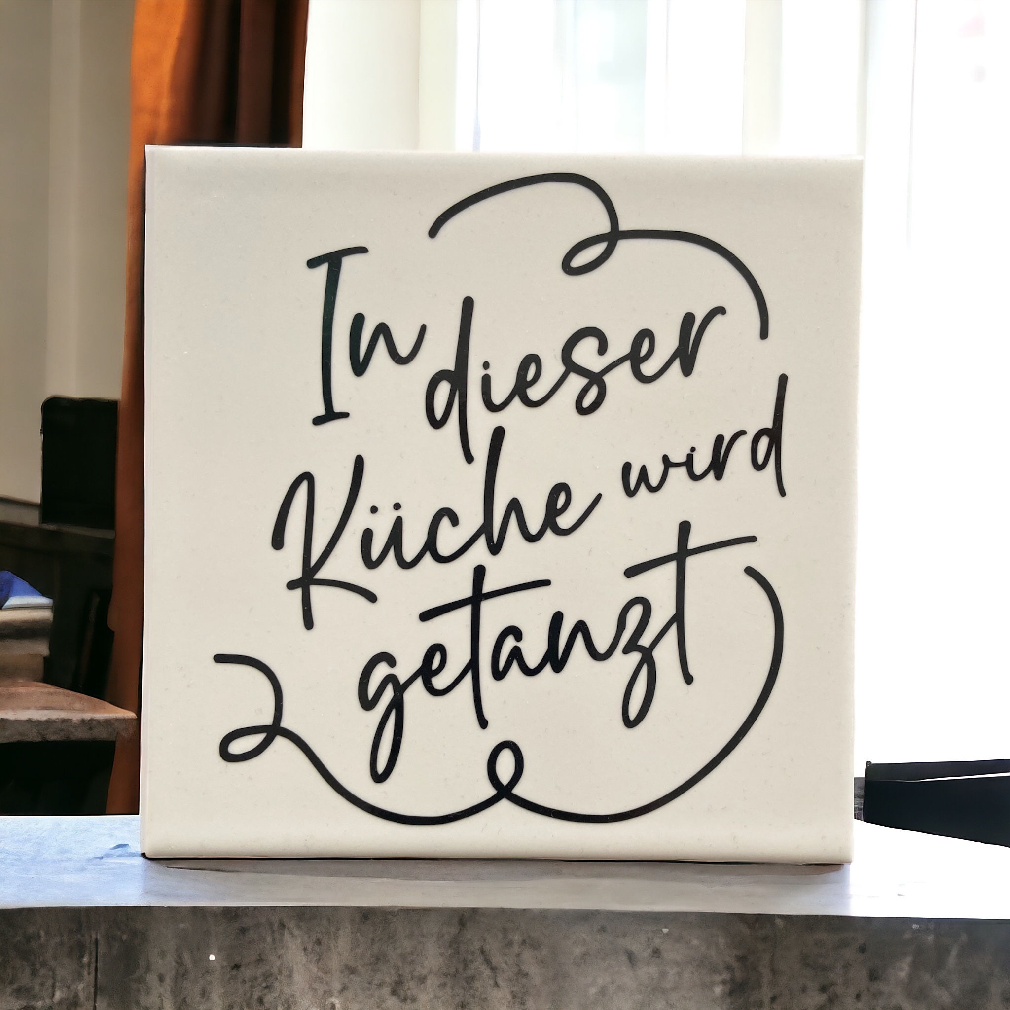 Fliese mit Wandaufhänger "In dieser Küche wird getanzt"