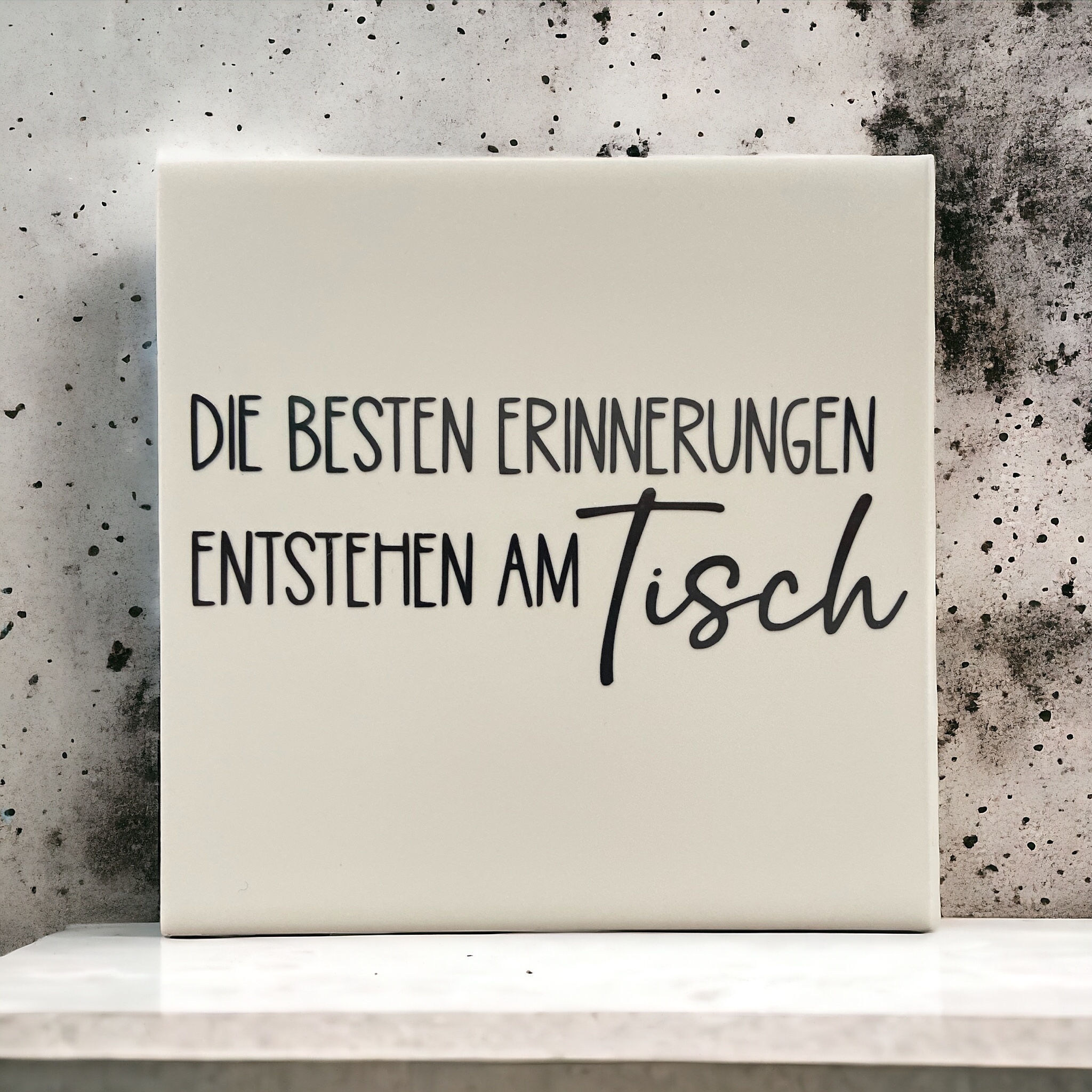 Fliese mit Wandaufhänger "Die besten Erinnerungen entstehen am Tisch"