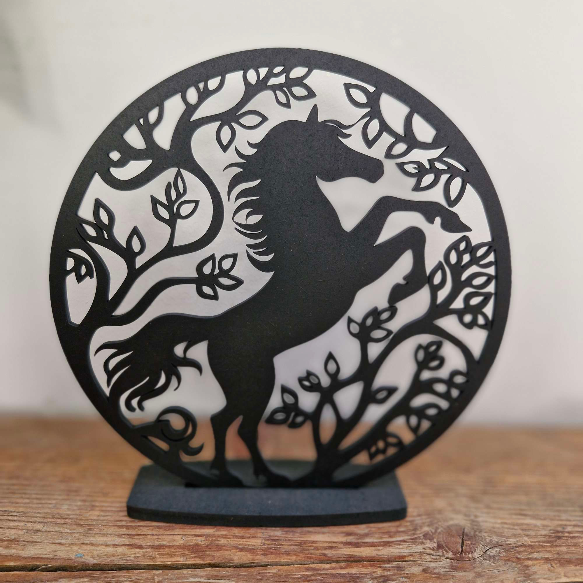 Paard steigerend tussen de bomen