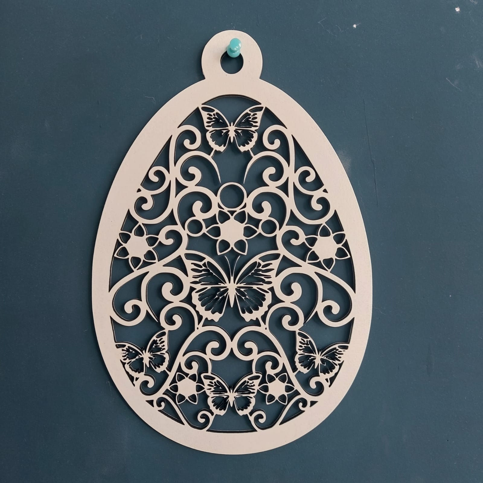 Sierlijk uitgezaagde paashanger met vlinder