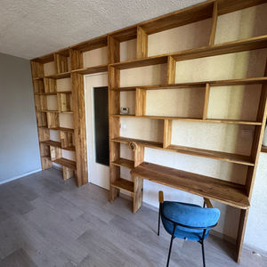 Bibliothèque en bois sur mesure intégrée
