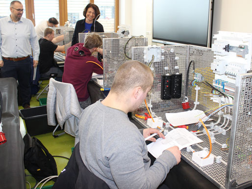 Elektroniker absolvieren Gesellenprüfung
