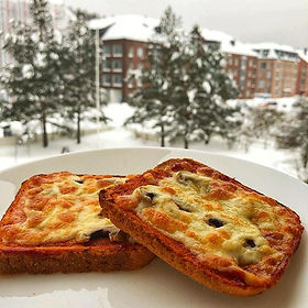Pizza bread for breakfast!
#vegetarian #pizza #bread #pizzabread #livinginfinland #sep #no