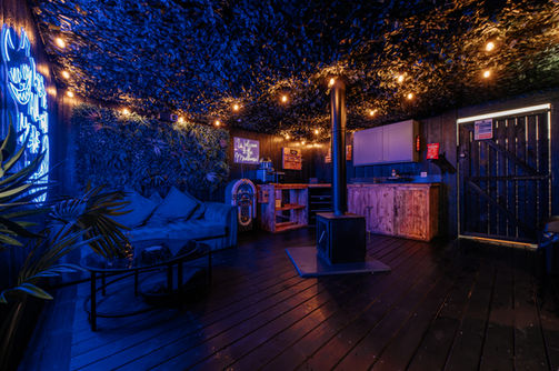 the mad house luxury glamping at wonderland retreats lancashire outdoor area at night