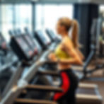 vrouw op hardloopband in gym