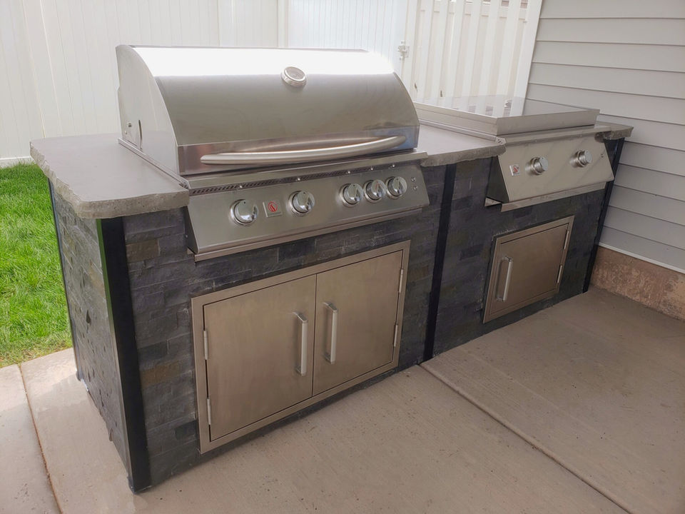 Stacked Stone finish. Charcoal walls with natural countertops. 32" Summerset Sizzler Pro Grill. With Summerset Griddle. 