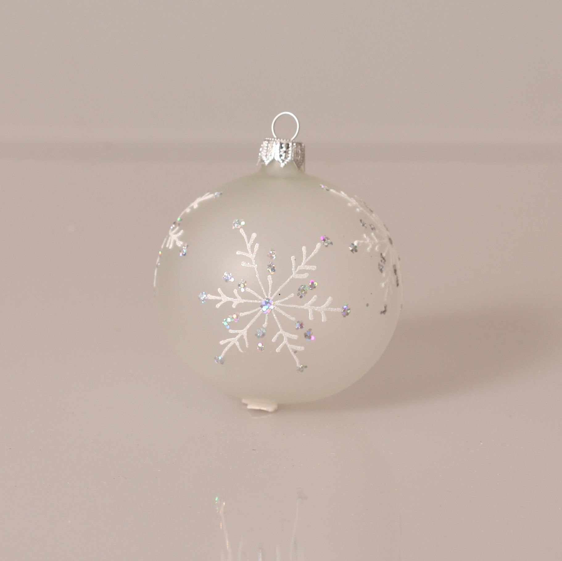 Kugle hvid transparent med snefnug 7 cm, 4 stk.