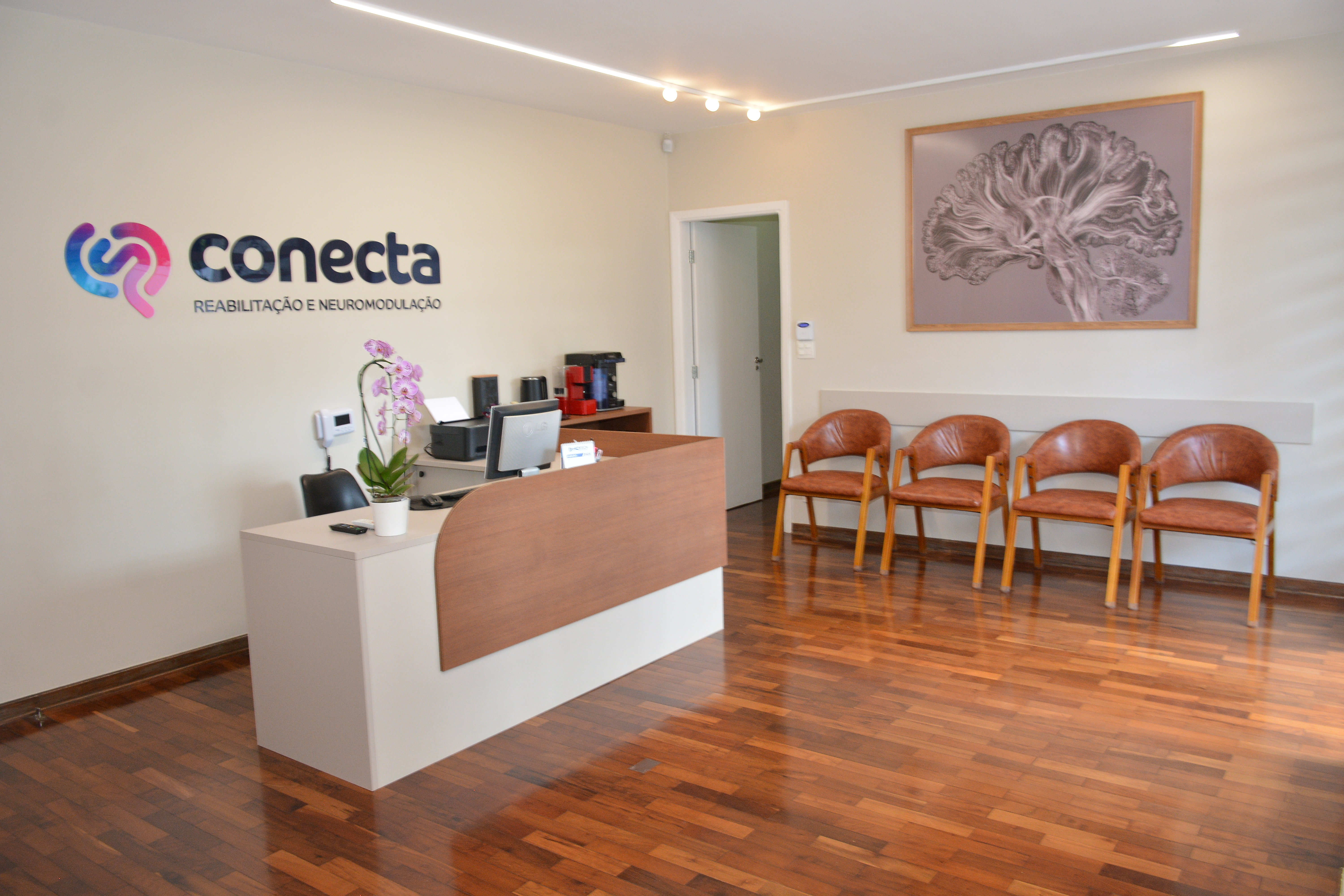 Recepção da clínica Conecta, um ambiente moderno e acolhedor