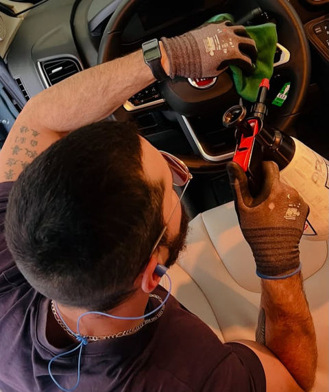 Nettoyage du volant de voiture avec AutoWash&Preparations 2.0