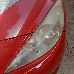 Phares de voiture rouges, rénovation