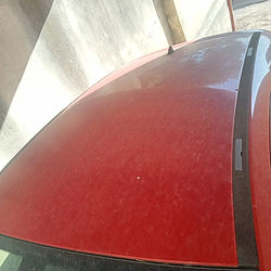 Toit de voiture rouge, prêt pour le lavage