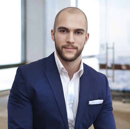 Xavier Hernaiz, ejecutivo financiero con más de 10 años de experiencia en banca empresarial, fintech y estrategias de inversión B2B. Especialista en soluciones financieras digitales y crecimiento corporativo.