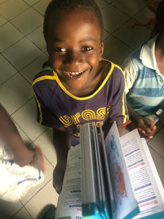 Muna Kalati contribue à la création d'une bibliothèque à l’orphelinat Kentaja de Nkongsamba