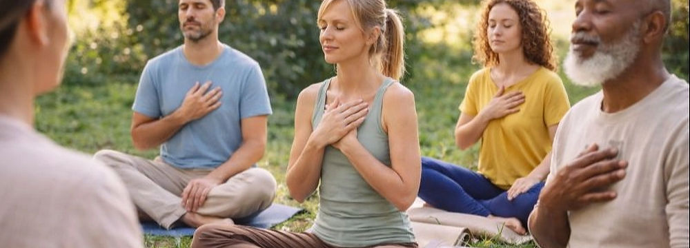 Teilnehmer eines Selbsthilfe Workshops zur bewussten Stärkung der Energie in ruhiger Atmosphäre