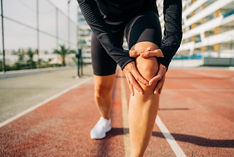 Läufer greift sein schmerzendes Knie