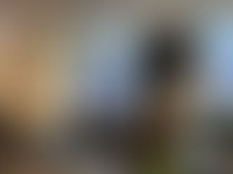 世界の国旗のデコレーションの前で話す