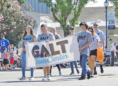 galt-teen-center-independence-parade.jpe